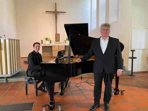 Konzert in Garding, Auf Flügeln des Gesanges“ singt der Husumer Bariton Michael Schwarz, begleitet von Malte Wienhues am Flügel