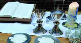 Gottesdienst mit Abendmahl und Kirchenkaffee; Pn. Moser und der Posaunenchor