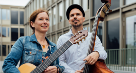 Anika Hutschreuther (Gitarre) und Till Spohr (Kontrabass)