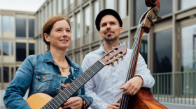 Anika Hutschreuther (Gitarre) und Till Spohr (Kontrabass)