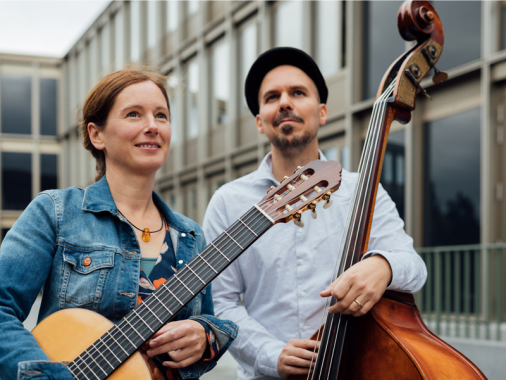 Anika Hutschreuther (Gitarre) und Till Spohr (Kontrabass)