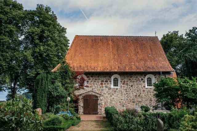 Foto der Kirche aus der Gemeinde Stellau
