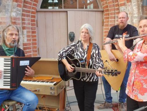 Kultursommer auf dem Kirchplatz St. Nicolai - The Bright Side