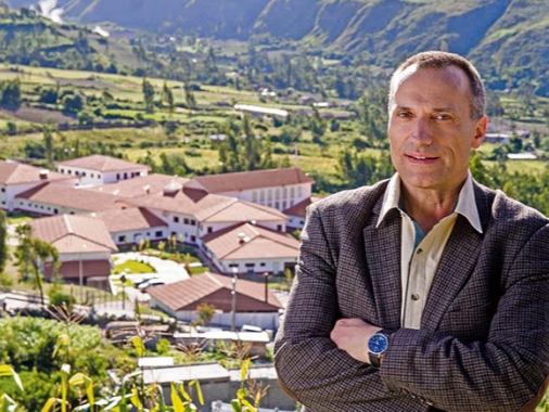 Vortrag von Dr. John, Gründer des Missionshospitals Diospi Suyana