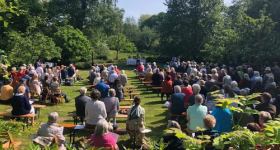 Gottesdienst am Pfingstsonntag mit Taufen und Feier des Abendmahls und dem Posaunenchor Eckernförde auf der Apfelwiese