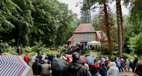"You Raise Me Up" - OPEN-AIR CHORKONZERT VOR DER WALDKIRCHE