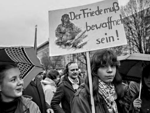 Öffentliche Führung durch die Ausstellung "Krieg, Frieden, Versöhnung? - weshalb wir uns erinnern müssen" - Fotografie von Harald Schmitt