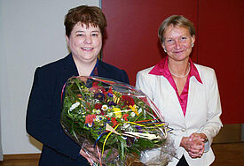 Bischöfin Kirsten Fehrs (rechts) gratuliert Pastorin Carolyn Decke zur gewonnenen Wahl.