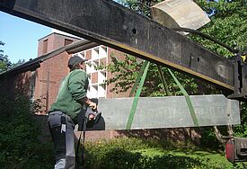 Der Altarstein wiegt rund vier Tonnen.