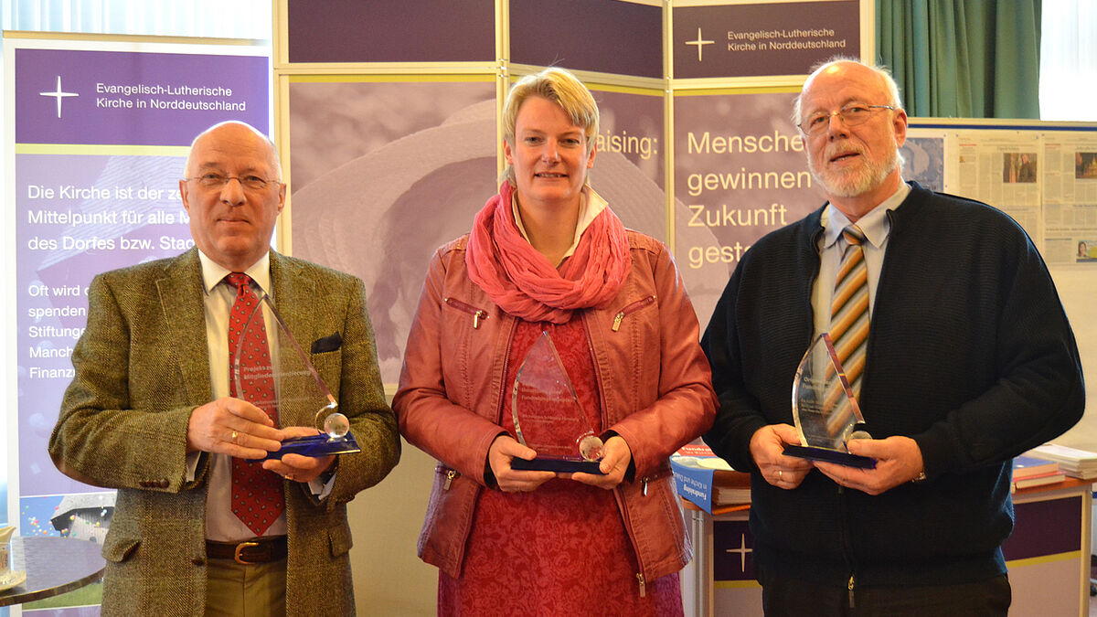 Erster Fundraisingpreis verliehen (v.l.n.r.): Hans-Martin Harder (1. Vors. Kapellenverein e.V. Greifswald), Christine Matzen (Kirchenkreis Schleswig-Flensburg) und Peter Dombrowski (Kirchenkreis Rantzau-Münsterdorf)    