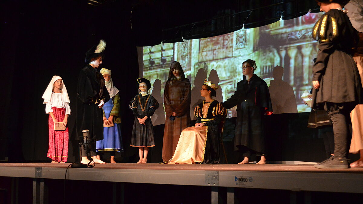 Theater in der Tourismuskirche: Christoph Kolumbus (schwarz gekleidet, l.) bittet bei Königin Isabella I. von Kastilien um Unterstützung für seine geplante Expedition. 