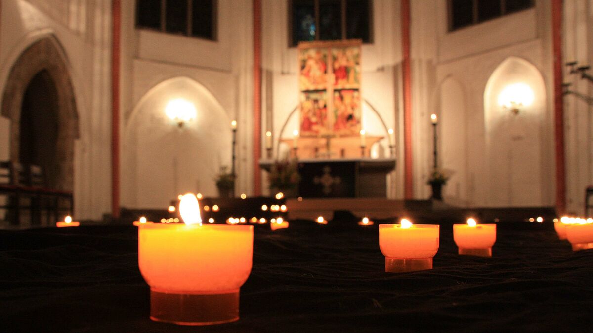 Kerzen in der Hauptkirche St. Jacobi in Hamburg erinnern an die Menschen, die unter Gewalt gelitten haben und Verbrechensopfer wurden (Archiv)