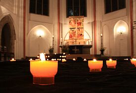 Kerzen in der Hauptkirche St. Jacobi in Hamburg erinnern an die Menschen, die unter Gewalt gelitten haben und Verbrechensopfer wurden (Archiv)