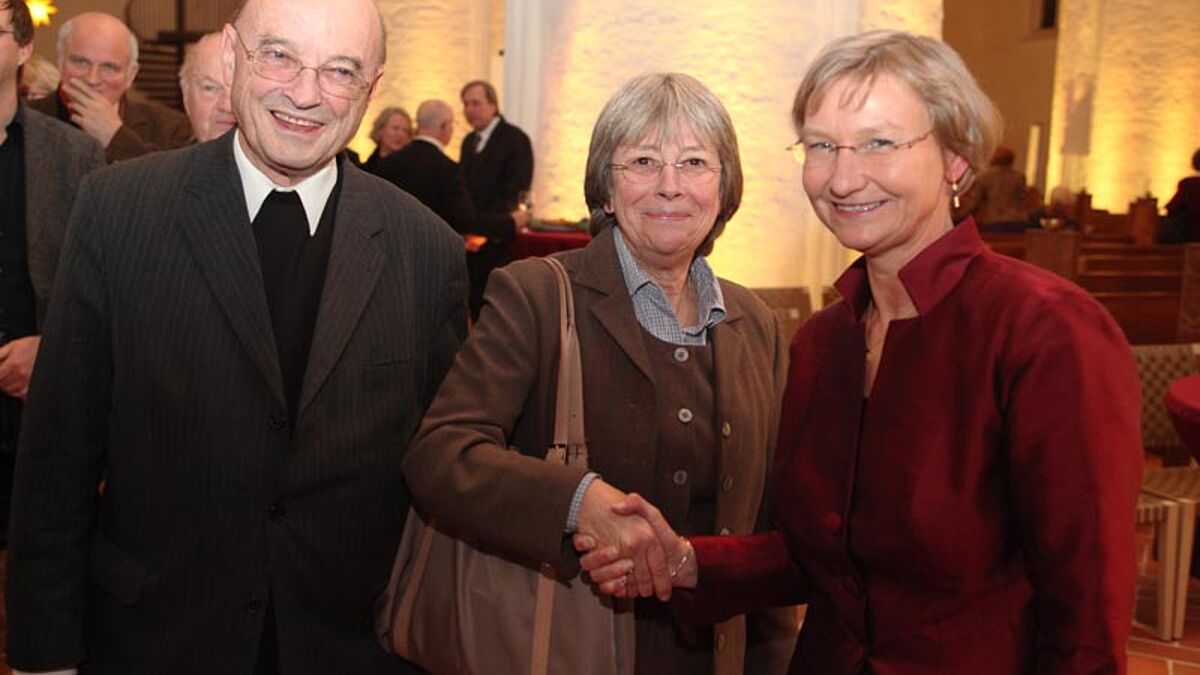 V.l.n.r.: Weihbischof Hans-Jochen Jaschke (Erzbistum Hamburg) und Jutta Blankau, Senatorin für Stadtentwicklung und Umwelt (Hansestadt Hamburg), mit Bischöfin Kirsten Fehrs (Sprengel Hamburg und Lübeck)