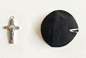 Symbole fuer Christentum (Kreuz) und Judentum (Kippa) . Auf die Frage, ob Christen Juden missionieren sollen, will die evangelische Kirche bis zum Reformationsjubiläum 2017 eine eindeutige Antwort finden.