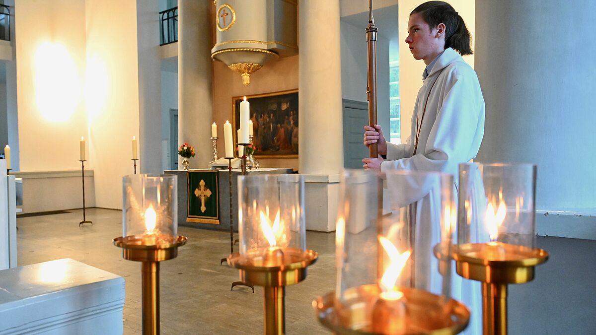 Vor rund einem Jahr brachten Menschen verschiedener Konfessionen ihre Trauer um die Opfer von Brokstedt in einem ökumenischen Gottesdienst in der Hamburger Hauptkirche St. Petri zum Ausdruck (Archivbild). Am Jahrestag des Amoklaufs veranstaltet nun die Brokstedter Kirche eine Gedenkfeier. 