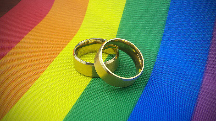 Ringe auf Regenbogenflagge