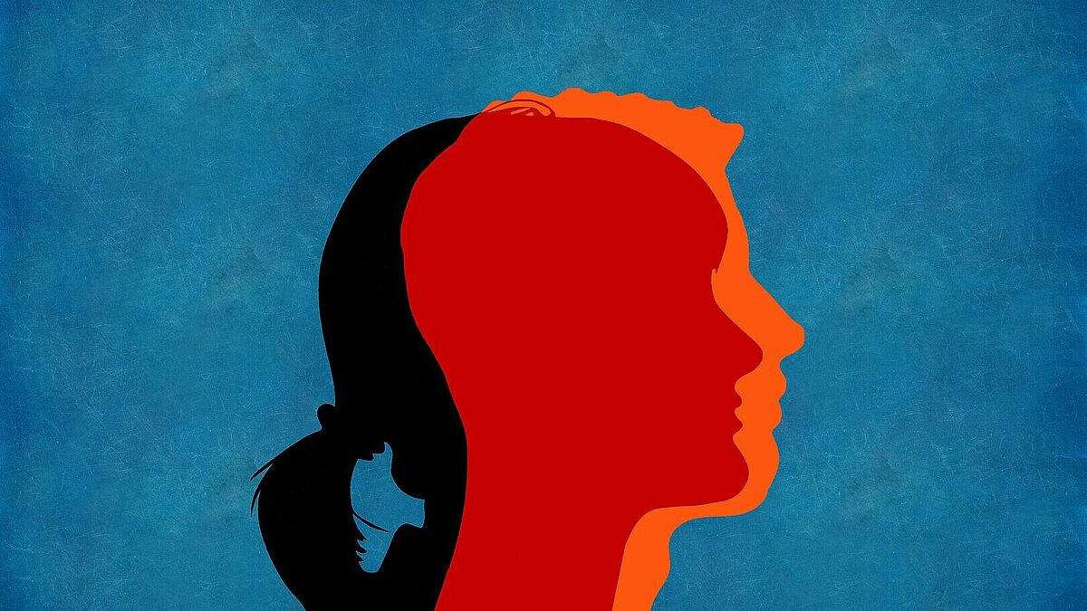 Grafik von übereinandergelegten Kopf-Profilen als Schattenwurf. Der Hintergrund ist blau, ein Frauenprofil ist schwarz, ein Männerprofil orange und ein nicht eindeutiges Profil ist rot.