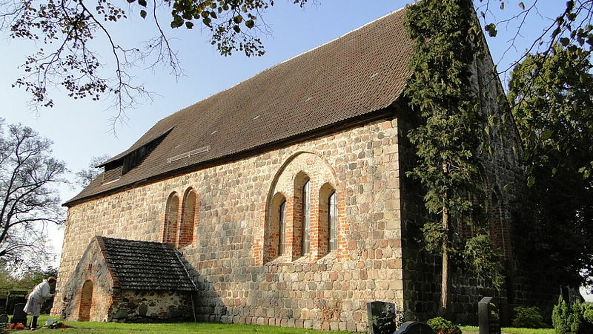 Die im 14. Jahrhundert errichtete Dorfkirche im ostmecklenburgischen Neuenkirchen bei Neubrandenburg ist für rund 380.000 Euro instand gesetzt worden. 