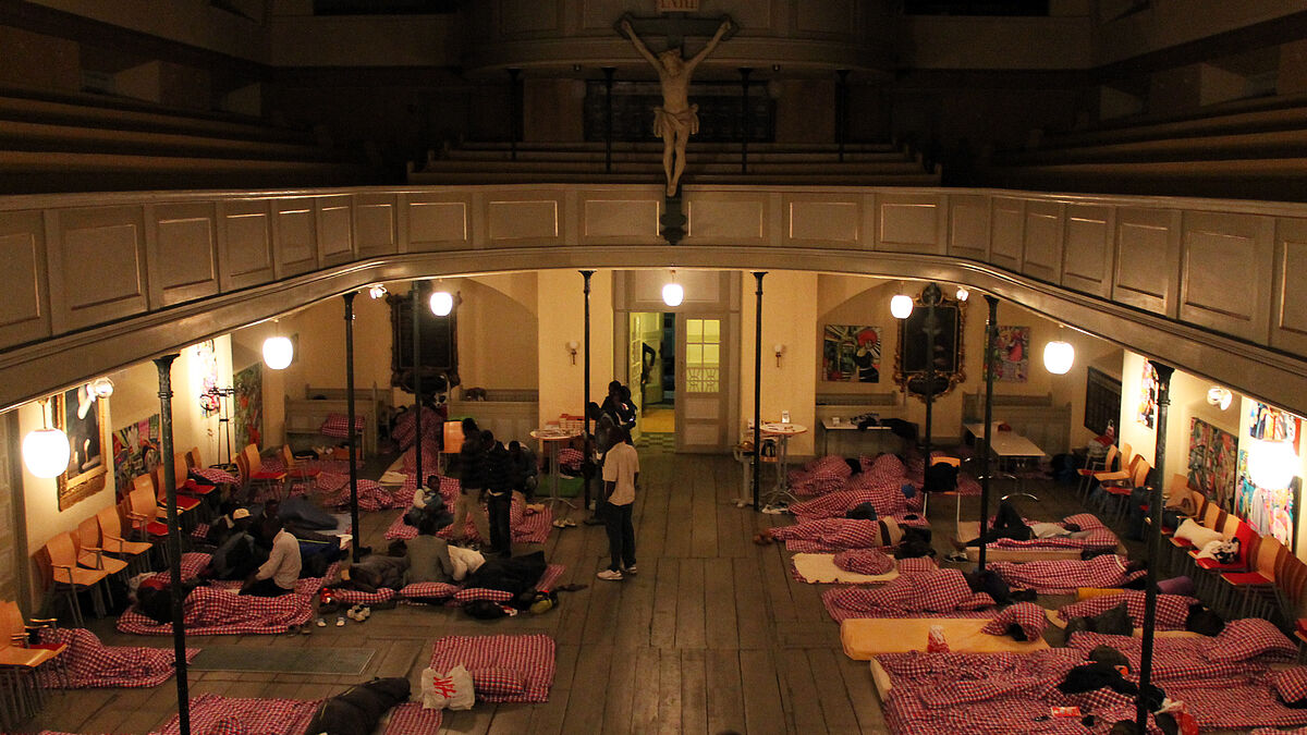 Rund 60 Flüchtlinge aus Libyen haben in der Nacht von Montag auf Dienstag in der St. Pauli-Kirche übernachtet.