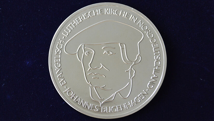 Die Bugenhagenmedaille bekam Christa Ramsayer verliehen