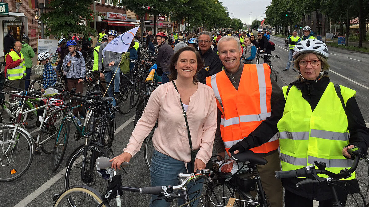 Waren auf der Route aus Wandsbek mit dabei: Fahrradkoordinatorin Kirsten Pfaue, Thomas Schönberger vom Umwelthaus am Schüberg und Pröpstin Isa Lübbers (von links)