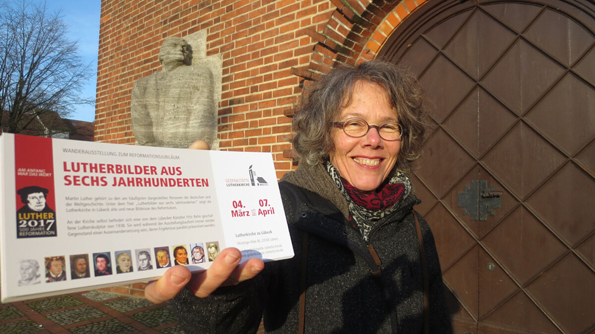 Dr. Karen Meyer-Rebentisch, Leiterin der Gedenkstätte Lutherkirche, lädt zur Ausstellung ein