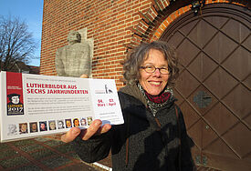 Dr. Karen Meyer-Rebentisch, Leiterin der Gedenkstätte Lutherkirche, lädt zur Ausstellung ein