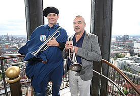 Gemeinsames Dienstjubiläum: Die Michel-Türmer Josef Thöne (57) und Horst Huhn (61) spielen zu diesem Anlass auf der Aussichtsplattform im Turm der Hauptkirche St. Michaelis gemeinsam Trompete.