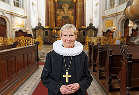 Bischöfin Kirsten Fehrs steht im Ornat im Hamburger Michel.