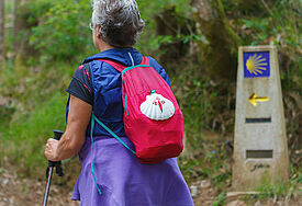 Frau auf Pilgerweg