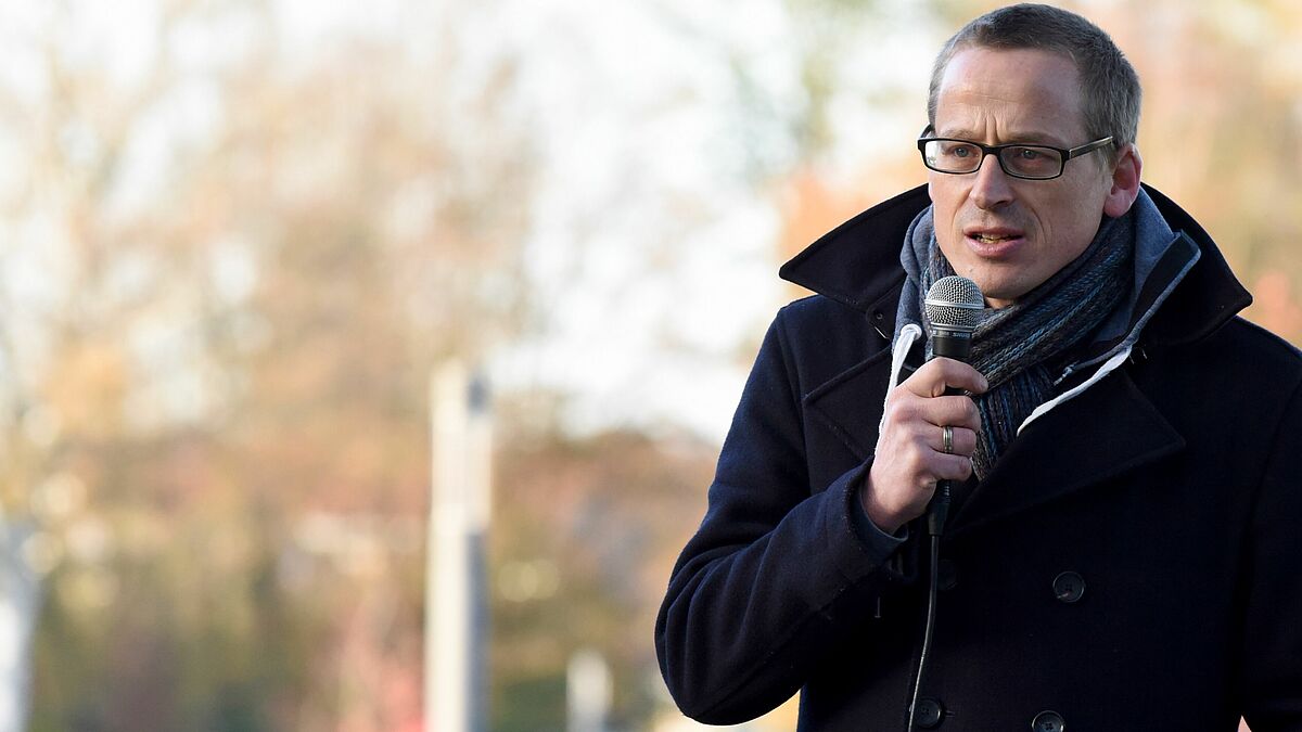 Pastor Frank Karpa spricht bei einer Veranstaltung in Eutin (Archiv).
