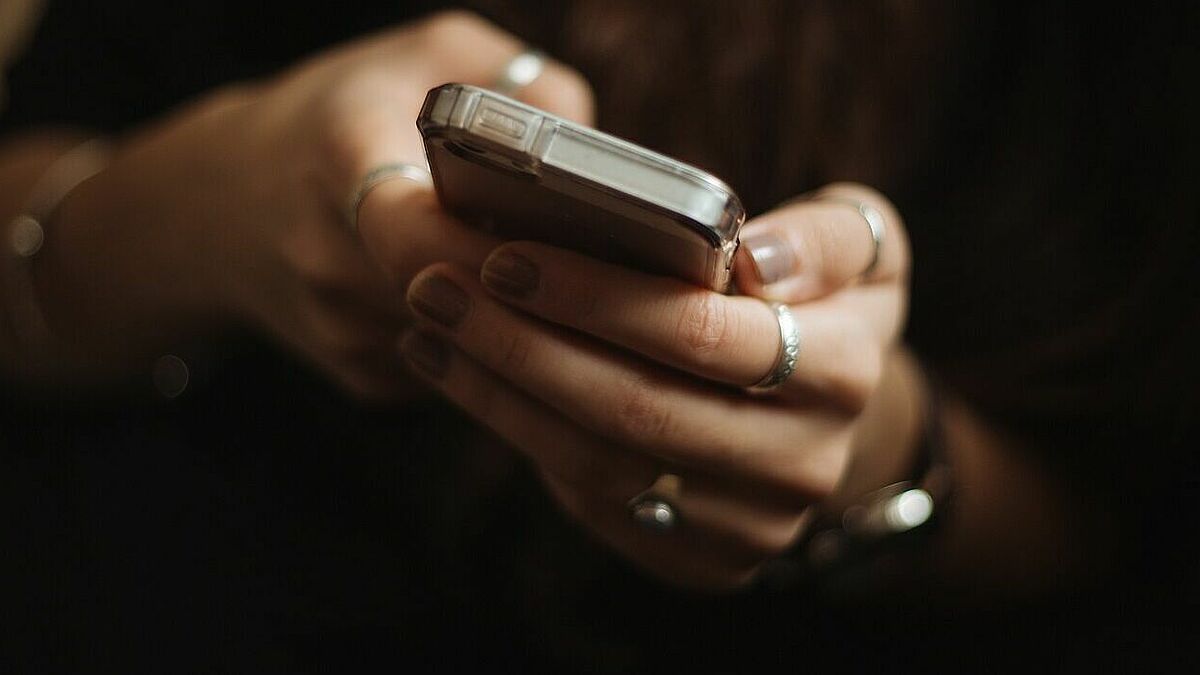 In der Pandemie sind die Helfer der Telefon- und Chatseelsorge noch mehr gefordert als sonst. Das führt zu Engpässen: Derzeit kann nur ein Bruchteil der eingehenden Anrufe angenommen werden. 