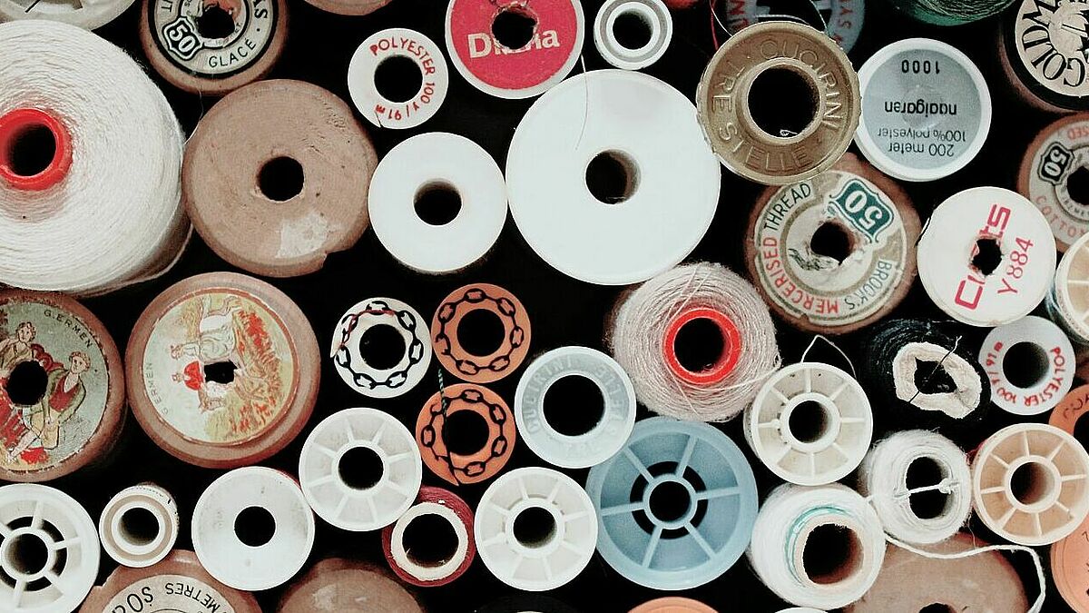 Kleidung wird oft unter problematischen Bedingungen für Mensch und Umwelt produziert. Das Frauenwerk der Nordkirche und die Clean Clothes Campaign (CCC) setzen sich für mehr Fairness ein. 