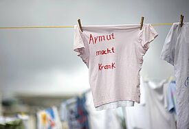 Leiser Protest: Armut macht krank. Die Diakonie will jetzt mit einer bundesweiten Aktionswoche der Schuldnerberatung auf Altersarmut und dringend nötige Prävention hinweisen (c) epd-bild