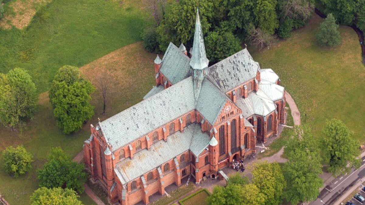 Das originale Doberaner Münster misst 80 Meter in der Länge und ist bis zur Spitze des Dachreiters 72 Meter hoch.