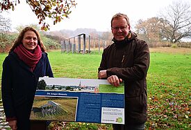 Julia Henningsen und Kai Hansen sind in Haddeby unterwegs auf Ansgars Spuren.
