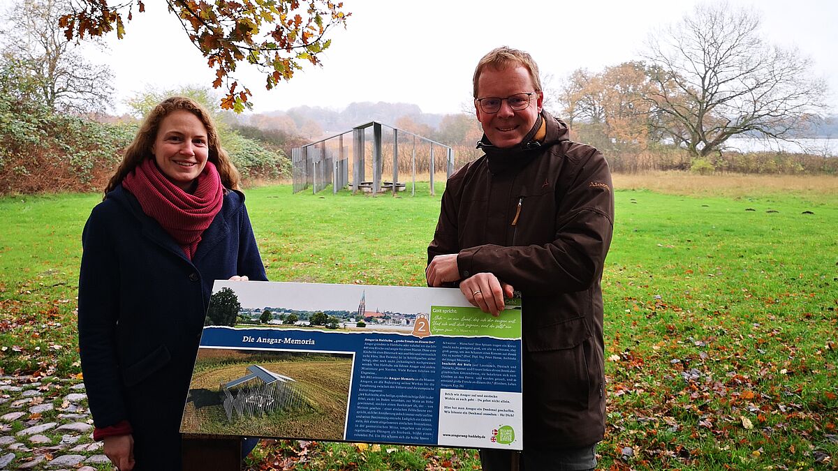 Julia Henningsen und Kai Hansen sind in Haddeby unterwegs auf Ansgars Spuren.