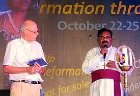 Bischof Julias Santosh und Landesbischof Ulrich bei der Eröffnung des Jugendkongresses am 22. Oktober in Jeypore