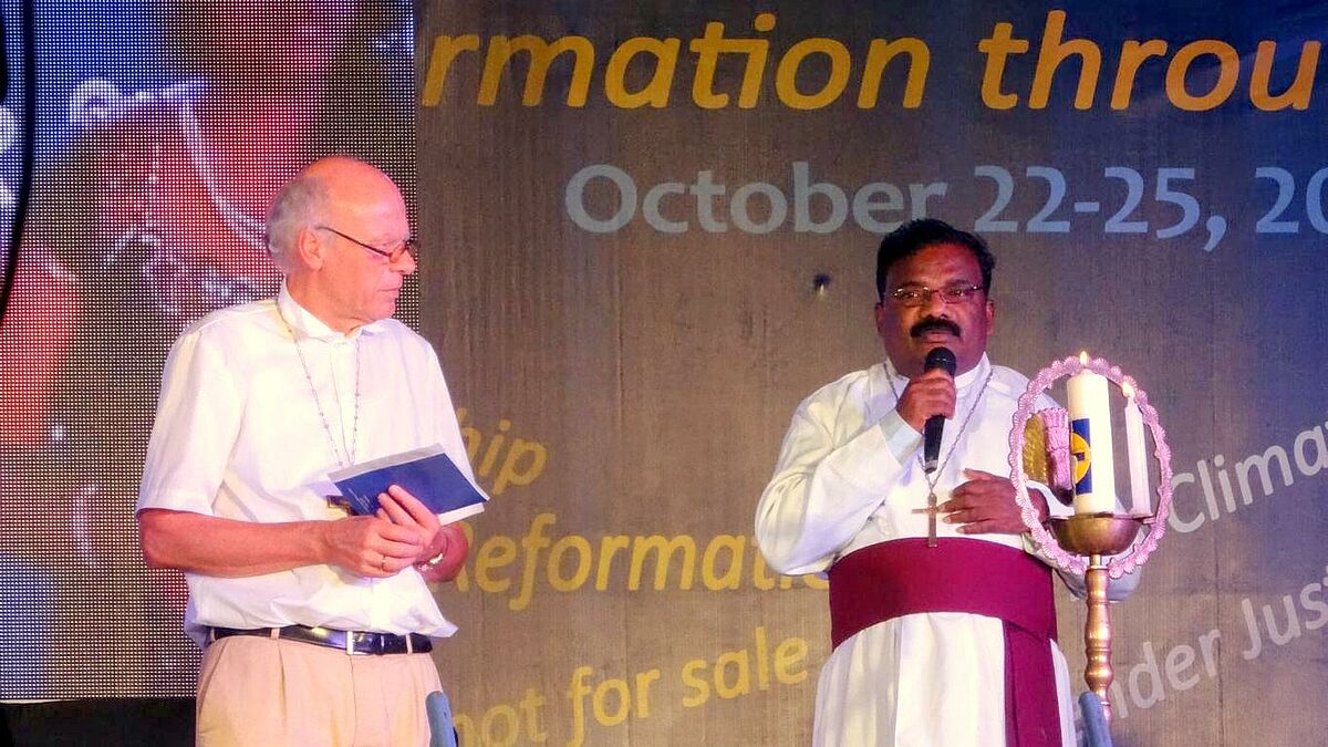 Bischof Julias Santosh und Landesbischof Ulrich bei der Eröffnung des Jugendkongresses am 22. Oktober in Jeypore