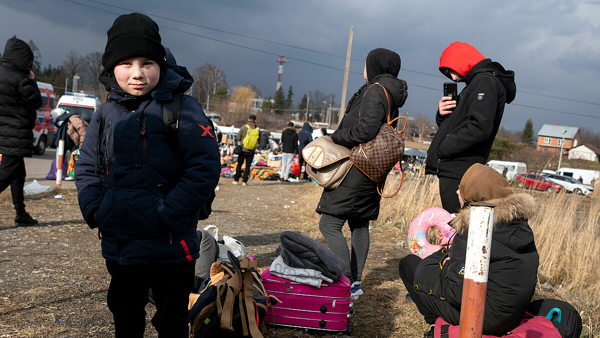 Ankunft der ukrainischen Flüchtlinge an dem polnisch-ukrainischen Grenzübergang Medyka. Hier werden die Flüchtlinge mit warmen Essen und Kleidung versorgt. Von hier aus werden sie mit Bussen in Großstädte und Sammelunterkünfte weitergeleitet.