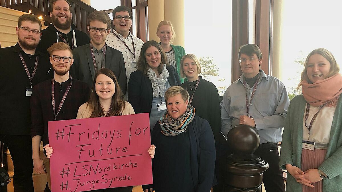 #FridaysForFuture - der Arbeitskreis „Junge Synode” zeigt während der Landessynode in Rostock Solidarität und verweist auf die Klimaziele der Nordkirche