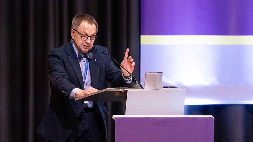 Jens Brenne aus dem Finanzausschuss der Landessynode erläutert den Synodalen den Haushalt.