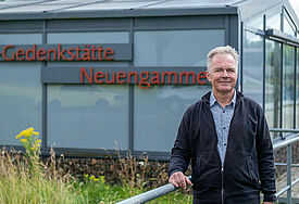 Hanno Billerbeck auf dem Gelände der KZ-Gedenkstätte Neuengamme. 