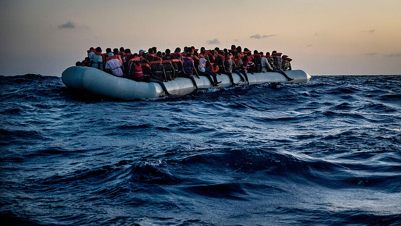Das zivile Seenotrettungsschiff "Sea-Watch 4" hat im August 2020 rund 100 Menschen auf dem in Not geratenen Schlauchboot evakuiert. Das Schiff trieb rund 50 Seemeilen vor der libyschen Küste. 
