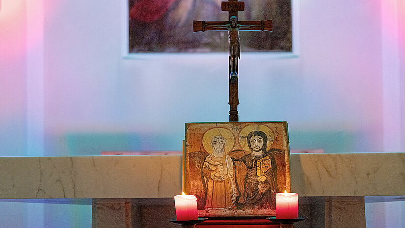 Altar in der JVA Kapelle mit Kerzen und Jesusbild
