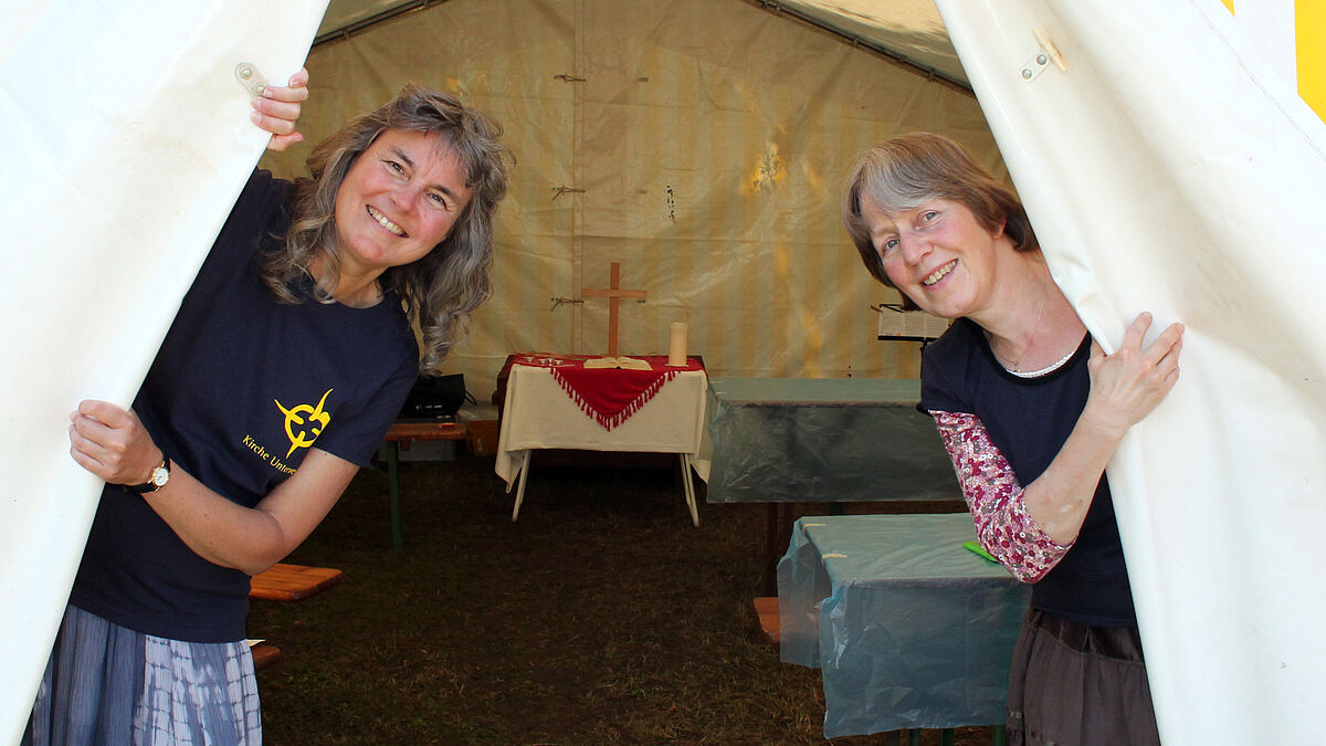 "Kirche unterwegs" ist in ganz Deutschland aktiv, wie hier auf einem Campingplatz in der Lüneburger Heide. Gemeinsames Singen und Basteln  ist bei den jüngsten Campern sehr beliebt.