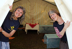 "Kirche unterwegs" ist in ganz Deutschland aktiv, wie hier auf einem Campingplatz in der Lüneburger Heide. Gemeinsames Singen und Basteln  ist bei den jüngsten Campern sehr beliebt.
