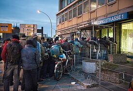 Obdachlose warten im vergangenen Jahr (1.11.2012) vor der Notunterkunft in der Spaldingstraße in Hamburg auf einen Schlafplatz.