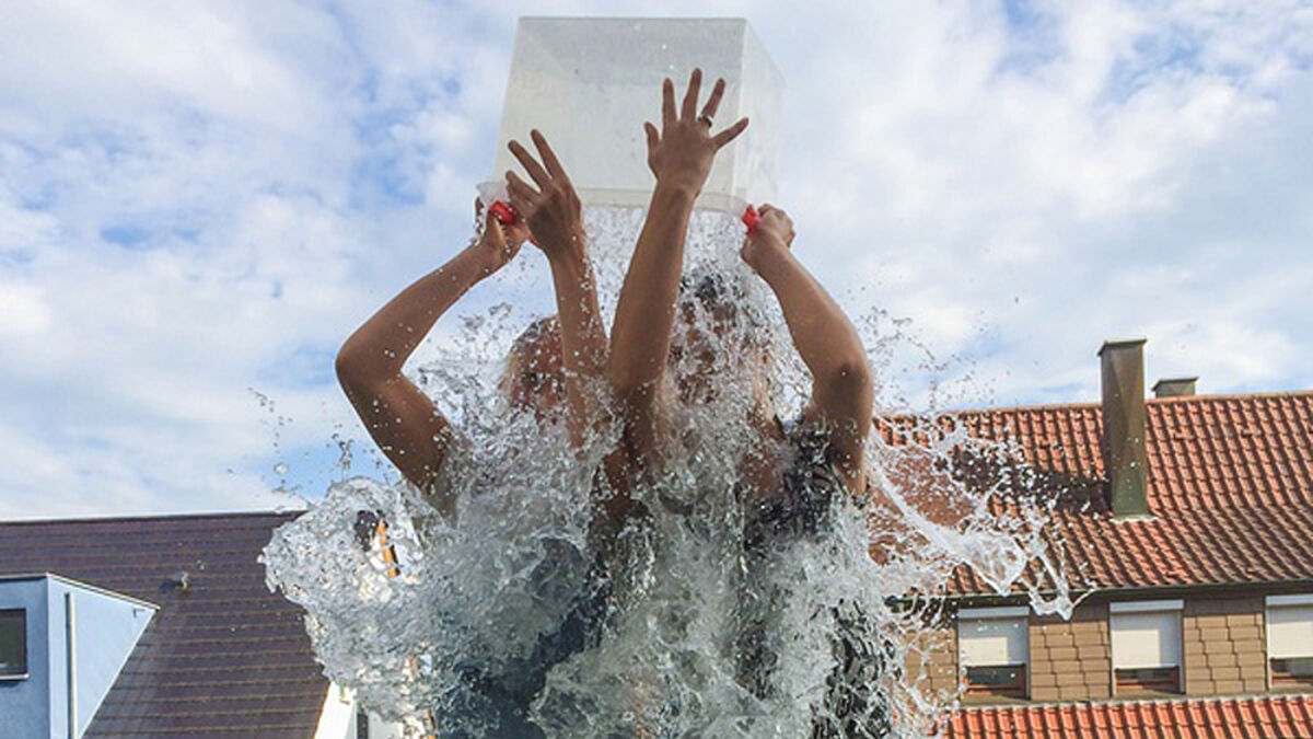Jetzt wird's nass und kalt: Zwei Mutige bei der „Ice Bucket Challenge“
